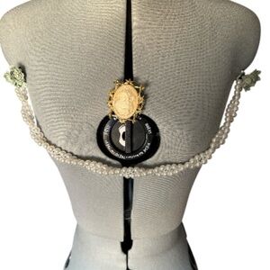 Lacemade cameo and pearl strong brooch, princess jasmine.